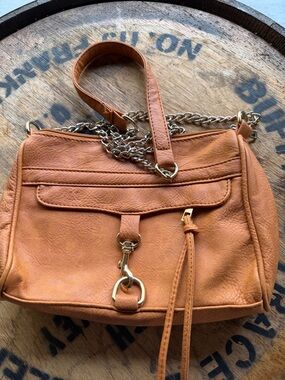 Structured Tan Shoulder Bag with Gold Chain and Hardware